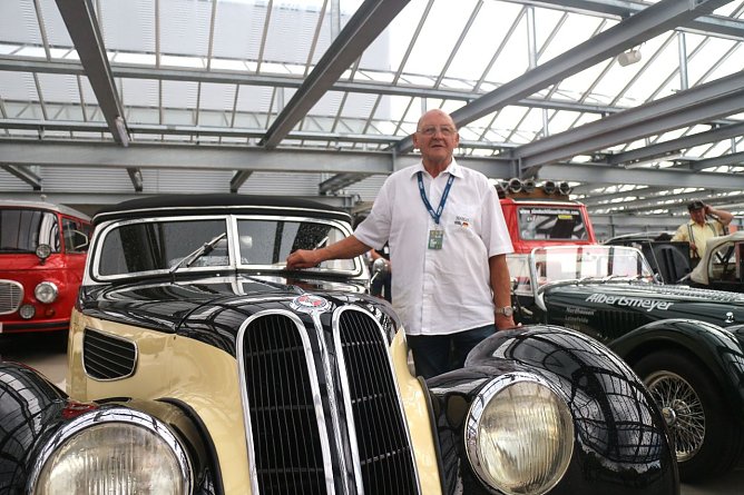 Bei der Harzklassik 2017 war diesmal eine echte Legende dabei: Rennfahrer und Konstrukteur Hartmut Tha&szlig;ler (Foto: Angelo Glashagel)