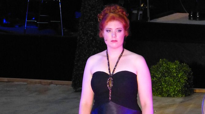 Zinzi Frohwein, hier bei Glanzlichter des Belcanto im Schlosshof Sondershausen, steht zur Operngala wieder auf der B&uuml;hne des Theaters Nordhausen (Foto: B. Susemihl)