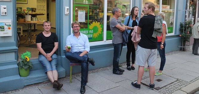 Sorgfalt vor Schnelligkeit - der Gr&uuml;ne Landtagsabgeordnete Dirk Adams (2 v.r.) vor seinem Nordh&auml;user B&uuml;ro (Foto: Angelo Glashagel)