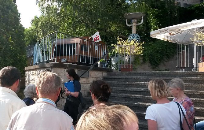 Dank an Herrn Erny auf den bauzeitlichen Stufen vor dem Blumenm&auml;dchen (Foto: E. Baars)