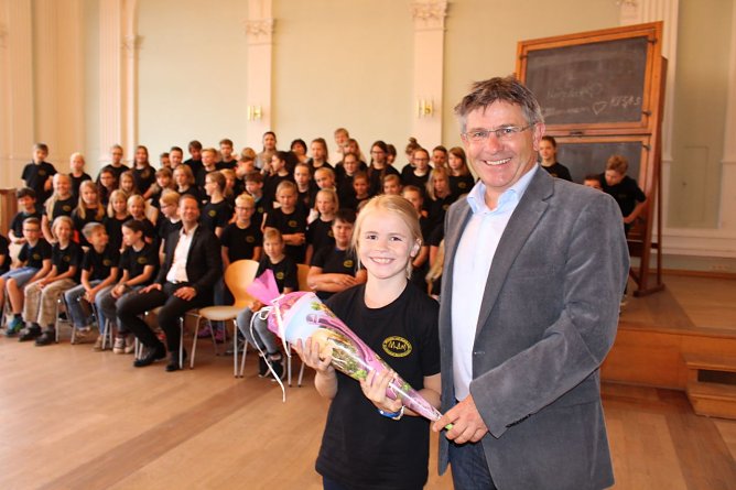 Der stellvertretende Schulleiter Volker Vogt vers&uuml;&szlig;te den Schulanfang am Gymnasium mit einer Zuckert&uuml;te (Foto: Humboldt Gymnasium Nordhausen)
