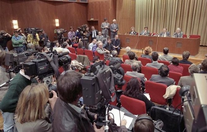 Die berühmte Pressekonferenz (Foto: Bundesarchiv) Die berühmte Pressekonferenz (Foto: Bundesarchiv)