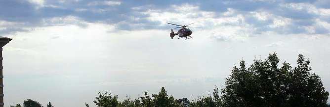 Polizeihubschauber bei der heutigen Absuche &uuml;ber dem Hohekreuz-Sportplatz (Foto: nnz.Leser)