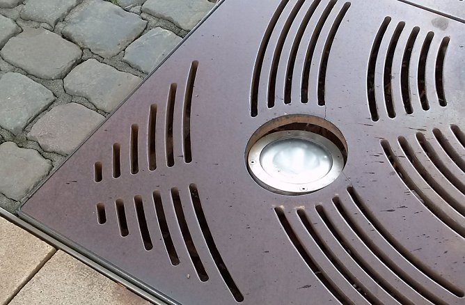 Kaputter Bodenstrahler auf dem Bahnhofsvorplatz (Foto: privat)