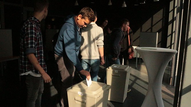 Erste Wahl f&uuml;r Erstw&auml;hler im Jugendclubhaus (Foto: Angelo Glashagel)