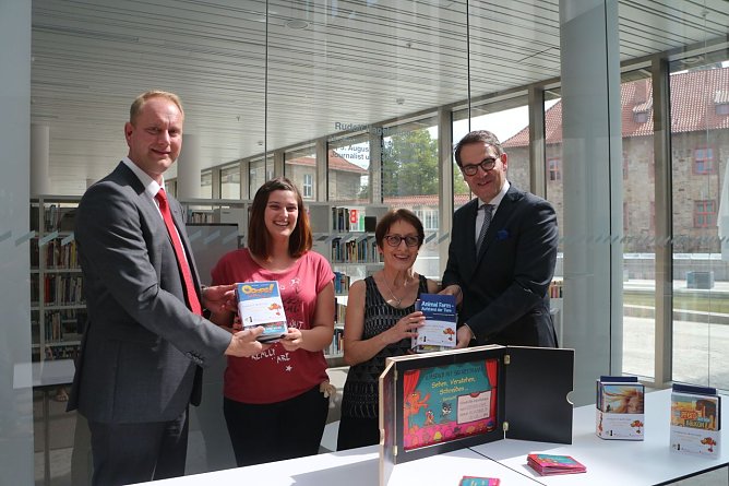 v.l.: Sebastian Gr&auml;ser, Alexa Henze, Anja Schr&ouml;ter und Michael Grisko - der Goldene Spatz geht in die n&auml;chste Runde (Foto: Angelo Glashagel)