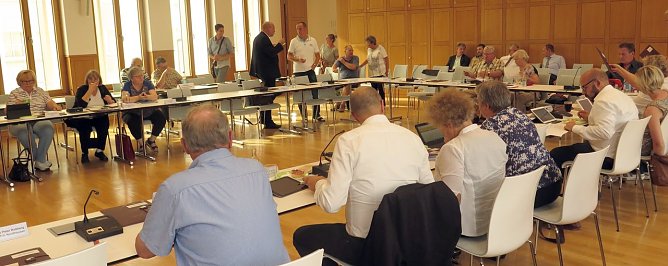 Kurz vor der Sitzung (Foto: nnz)