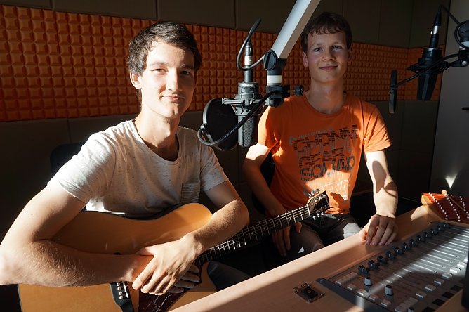 Florian Eib und sein Bruder Dominic waren auf der Durchreise, kamen von einer kleinen Ostsee-Tour und machten im Nordh&auml;user Radiosender Station (Foto: Radio Enno)