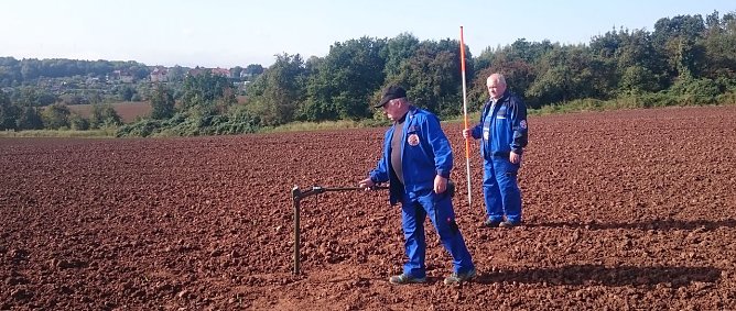Hier liegt der Blindg&auml;nger rund drei Meter tief. Im Hintergrund Sprengmeister Andreas West (Foto: nnz)