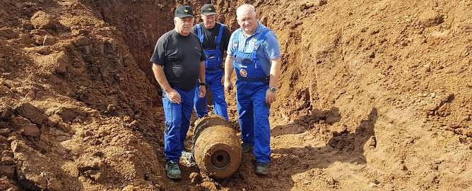 Von links: Werner Schmidt, Maik St&auml;dtler und Sprengmeister Andreas West entsch&auml;rften die 550-Kilo-Bombe (Foto: nnz)