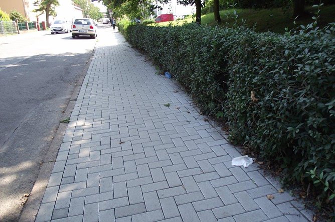 Auf Gehwegen wie hier im Bild lassen sich Pflastersteinen sinnvoll verwerten. (Foto: Kurt Frank)