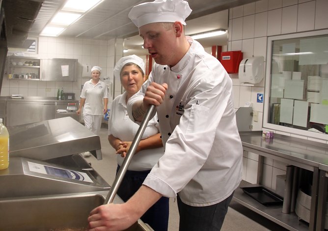 v.r.: Robin Lange, Koch; Pia Rieger, Di&auml;tk&ouml;chin und Melanie Mackrodt, Hauswirtschafterin (Foto: Sylvia Spehr)