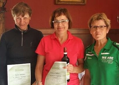 Urkunden &uuml;bergeben (Foto: Hans-Leopold Holzapfel)