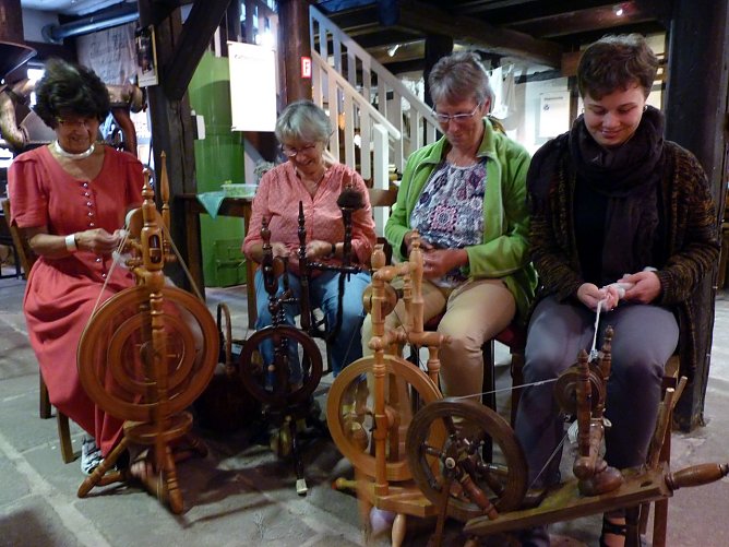 Spinnerinnen im Tabakspeicher (Foto: J&uuml;rgen Rennebach)