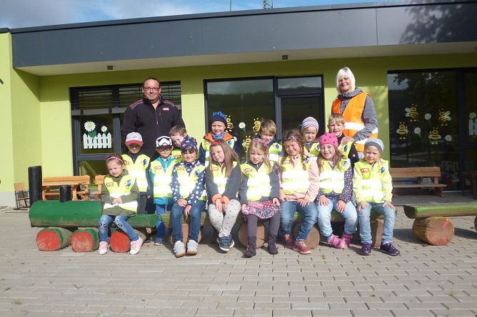 Die Firma Auto Teile Unger stiftete jetzt 75.000 Warnwesten f&uuml;r Vorschulkinder (Foto: Autoteile Unger)