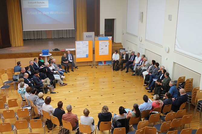 Mehrere Workshops befassen sich mit unterschiedlichen Themen - etwa wie hier mit der Zukunft kleiner Schulen (Foto: Angelo Glashagel)