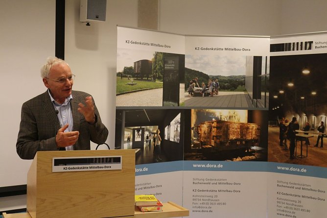 Autor und Historiker G&ouml;tz Aly zu Besuch in der Gedenkst&auml;tte Mittelbau-Dora (Foto: Angelo Glashagel)