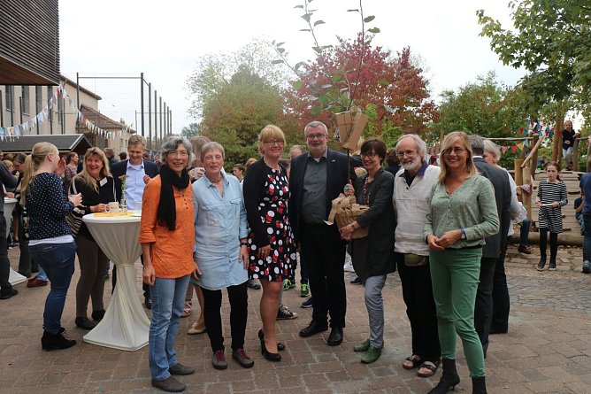 Alte und neue Gr&uuml;ndergeneration: v.l.: Elisabeth Krieger, Elke Keil, Lysann-Voigt Huhnstock, Stefan N&uuml;&szlig;le, Katharina Kupke, Peter Kube und Dr. Birgit J&auml;ppelt (Foto: Angelo Glashagel)