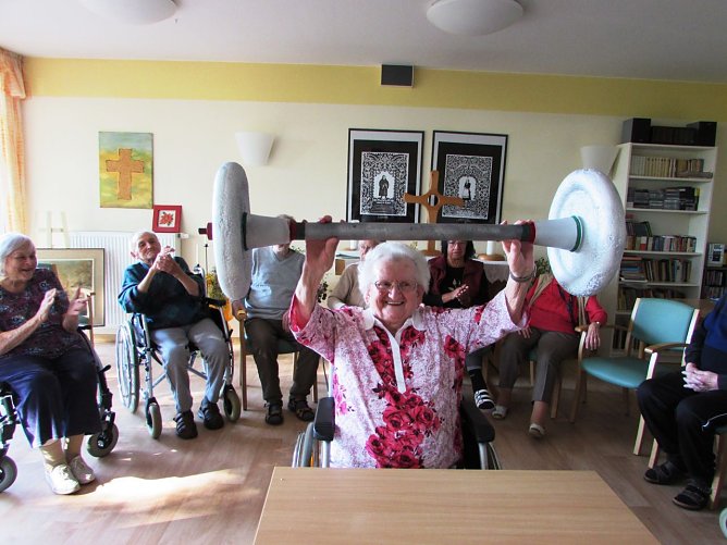 Sport und Tanz im Seniorenzentrum (Foto: Lydia Schubert)