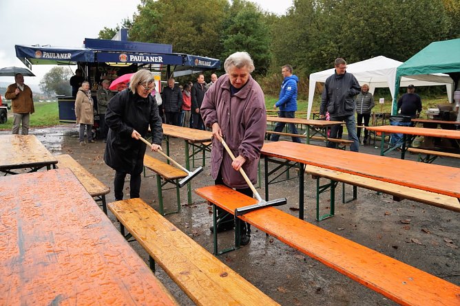 Ein Versuch die nassen B&auml;nke und Tische zu trocknen. (Foto: Susanne Schedwill)