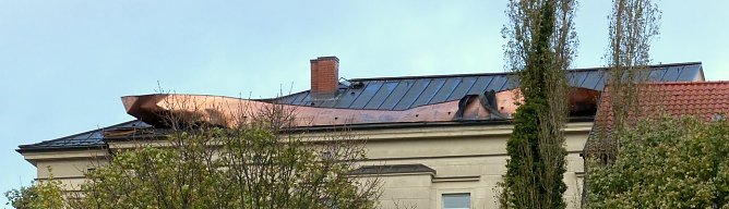 Dach beginnt sich zu l&ouml;sen (Foto: nnz)