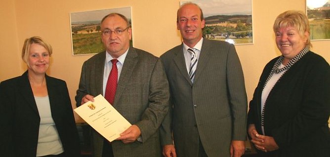 Urkunde erhalten (Foto: Piper/pln) Urkunde erhalten (Foto: Piper/pln)