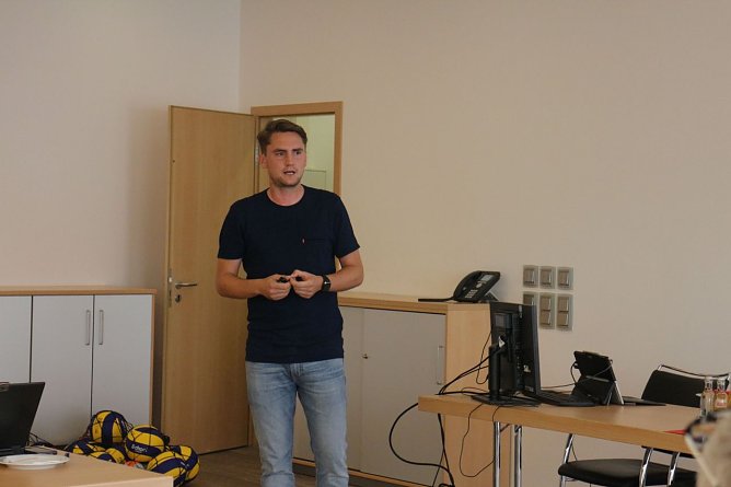 Christoph Hein berichtete von den Elf "Bewegungsstationen" am Herder Gymnasium (Foto: Lea Vins)