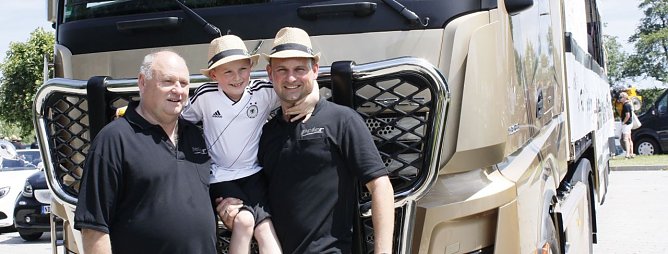 Die Zukunft ist gesichert: Helmut, Enkel Laurent und Sohn Andreas kurz vor dem Umzug zum 1090. Geburtstag von Nordhausen (Foto: H. Fischer)