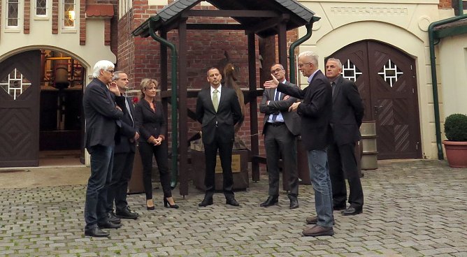 Jochen Einenckel mit den G&auml;sten (Foto: nnz)