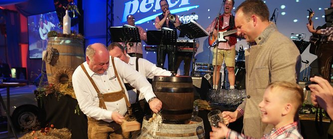 Bieranstich zum Oktober-Geburtstagsfest (Foto: nnz)