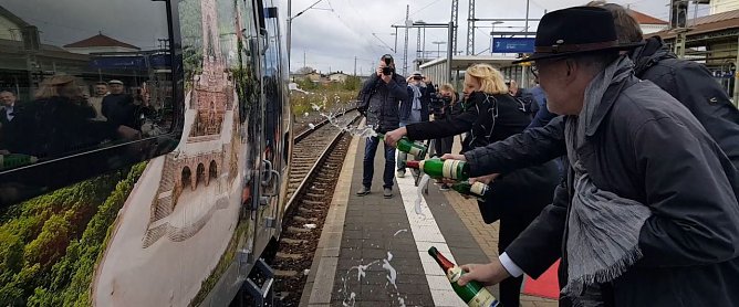Sektdusche am Triebwagen (Foto: nnz)