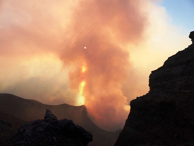 Reiseimpressionen vom Vulkankrater (Foto: Dr. Wolfgang R. Pientka) Reiseimpressionen vom Vulkankrater (Foto: Dr. Wolfgang R. Pientka)