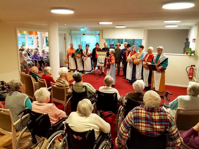 Die Trachtengruppe zu Besuch im Sonnenhof (Foto: Seniorenpflegeheim Sonnehof) Die Trachtengruppe zu Besuch im Sonnenhof (Foto: Seniorenpflegeheim Sonnehof)