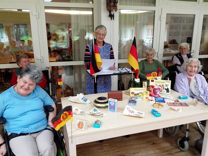 "Ossi-Runde" im Sonnenhof (Foto: Seniorenpflegeheim Sonnehof) "Ossi-Runde" im Sonnenhof (Foto: Seniorenpflegeheim Sonnehof)