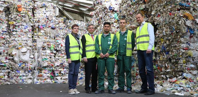 v.l.: Andrea Springer und Karsten Frob&ouml;se von der Agentur f&uuml;r Arbeit, die Auszubildenden Paul und Farhad mit Gesch&auml;ftsf&uuml;hrer Torsten Meyer (Foto: Angelo Glashagel)