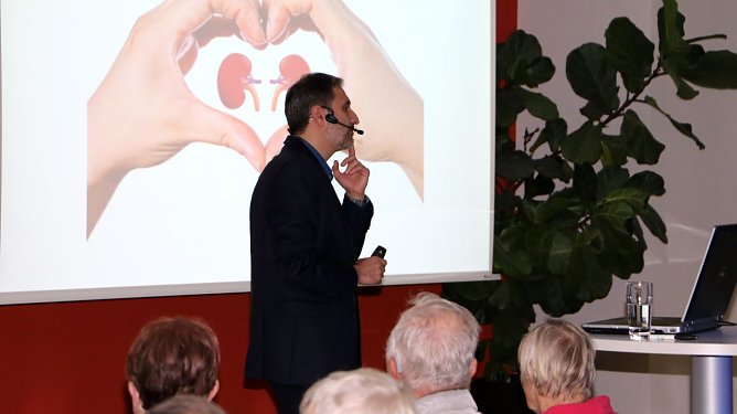 Am Mittwoch kamen wieder zahlreiche Interessierte ins S&uuml;dharz Klinikum, als Dr. med. Fahri Kiziler, Bereichsleiter der Nephrologie, &uuml;ber die Ursachen und Behandlungsstrategien von Nierenerkrankungen und &uuml;ber die verschiedenen M&ouml;glichkeiten der Dialyse sprach (Foto: S&uuml;dharz Klinikum Nordhausen gGmbH)