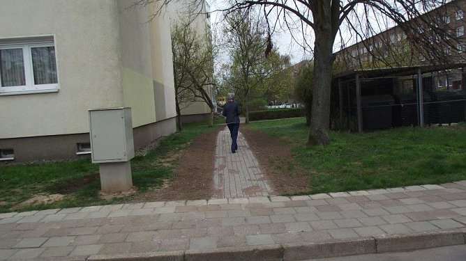 Morgen schon k&ouml;nnten die B&uuml;rgersteige, wie hier in der Hardenbergstra&szlig;e geschehen, verbunden sein. (Foto: Kurt Frank)