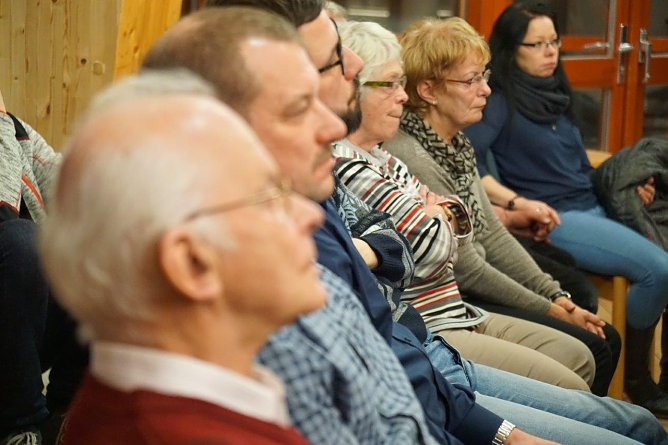 Zuh&ouml;rer bei der Einwohnerversammlung in S&uuml;lzhayn. (Foto: Susanne Schedwill)