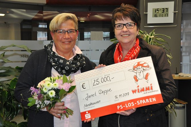Kundenberaterin Renate Krause &uuml;berreicht der gl&uuml;cklichen Gewinnerin den symbolischen Scheck (Foto: Kreissparkasse Nordhausen)