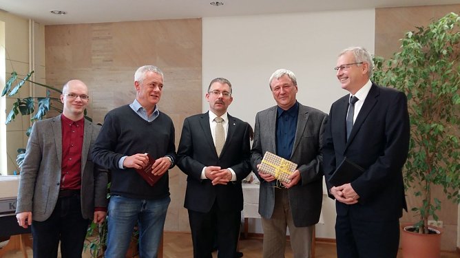 Winfried Berger wurde seine Anerkennungsurkunde im Beisein von (v.r.n.l.) Probst Dr. Christian Stawenow, dem Superintendenten Andreas Schwarze, dem Pr&auml;ses der Kreissynode Dr. Uwe Krieger und dem Prediger der Landeskirchlichen Gemeinschaft David Israel verliehen. (Foto: Regina Englert)