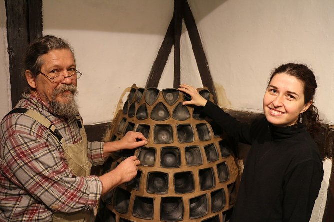 Johannes Klett und Nadine Holesch vor ihrem neuen "alten" Kachelofen (Foto: Angelo Glashagel)