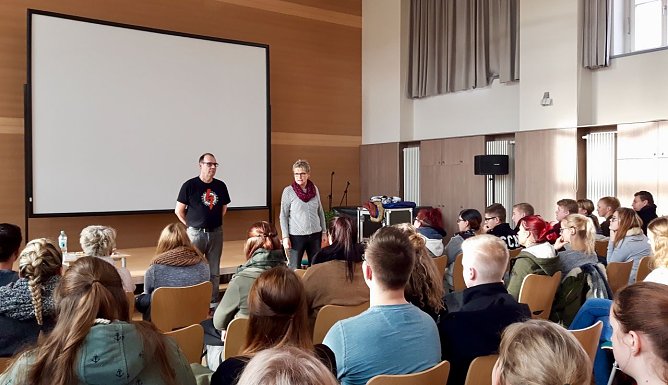 Gesprächsrunde an der Berufsschule zum Welt AIDS Tag (Foto: Pressestelle Landratsamt Nordhausen) Gesprächsrunde an der Berufsschule zum Welt AIDS Tag (Foto: Pressestelle Landratsamt Nordhausen)