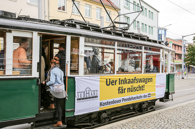 Der kostenlose Pendelverkehr mit der Nordh&auml;user Traditionsbahn wird sehr gern genutzt und immer beliebter (Foto: Holger Gonska)