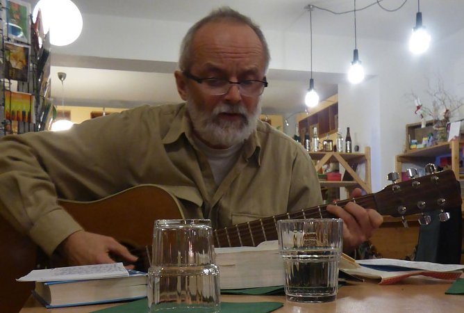 Peter Kube berichtete vom ersten Weihnachtsfest des Schrankenlos vor 25 Jahren (Foto: Schrankenlos e.V.)