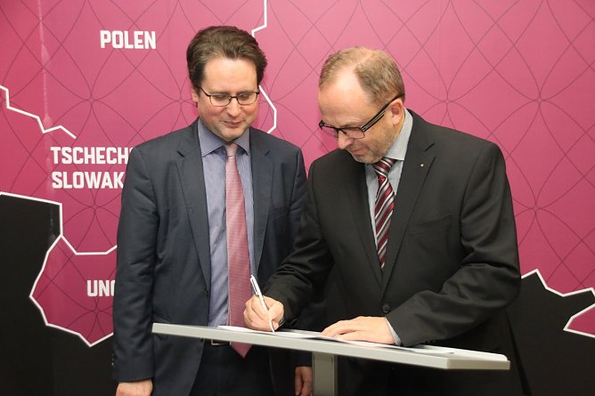 Unterzeichnung der Kooperation (Foto: Schulamt) Unterzeichnung der Kooperation (Foto: Schulamt)