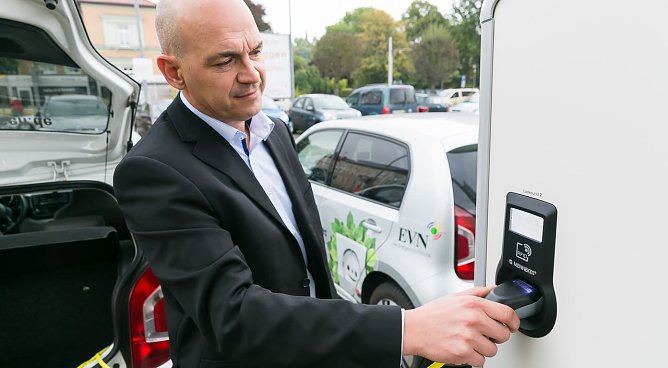 Torsten M&uuml;ller von der EVN zeigt es an einer der vier neuen Lades&auml;ulen: einfacher geht�s nicht: Ladekarte vor den Sensor der E-Lades&auml;ule halten, Ladestecker rein und E-Fahrzeug laden. (Foto: EVN)