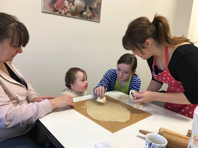 Der kleine Luca mit Mama und gro&szlig;er Schwester; rechts im Bild: Heilp&auml;dagogin Anna Kniep (Foto: Nordth&uuml;ringer Lebenshilfe)