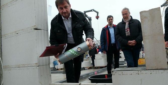 Ronald Zocher beim Einlegen der Schatulle in den Grundstein (Foto: nnz)