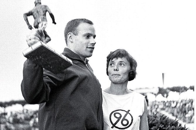 Erika Fisch &uuml;berreicht 1965 den Rudolf-Harbig-Ged&auml;chtnispreis an Manfred Kinder, im Jahr davor hatte sie ihn selbst erhalten. (Foto: DJV Bildportal)