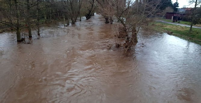 Die Zorge am Nachmittag an der immer noch gesperrten Br&uuml;cke in Bielen (Foto: nnz)
